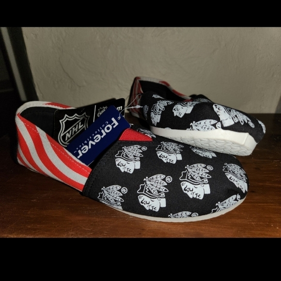 NWT Women's Chicago Blackhawks canvas shoes - Picture 2 of 9